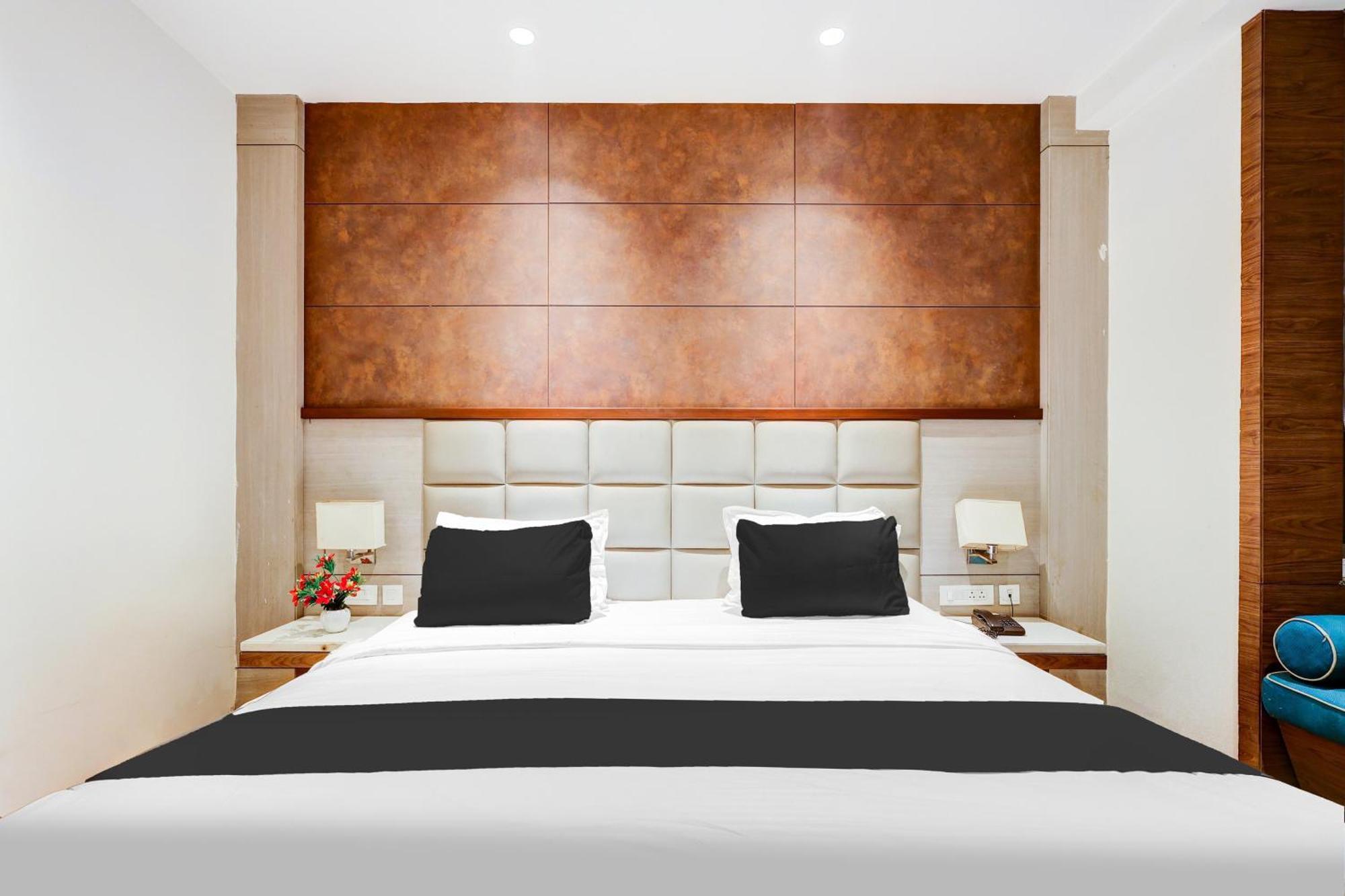 Super Townhouse Chhatarpur Near Metro Park New Delhi Luaran gambar