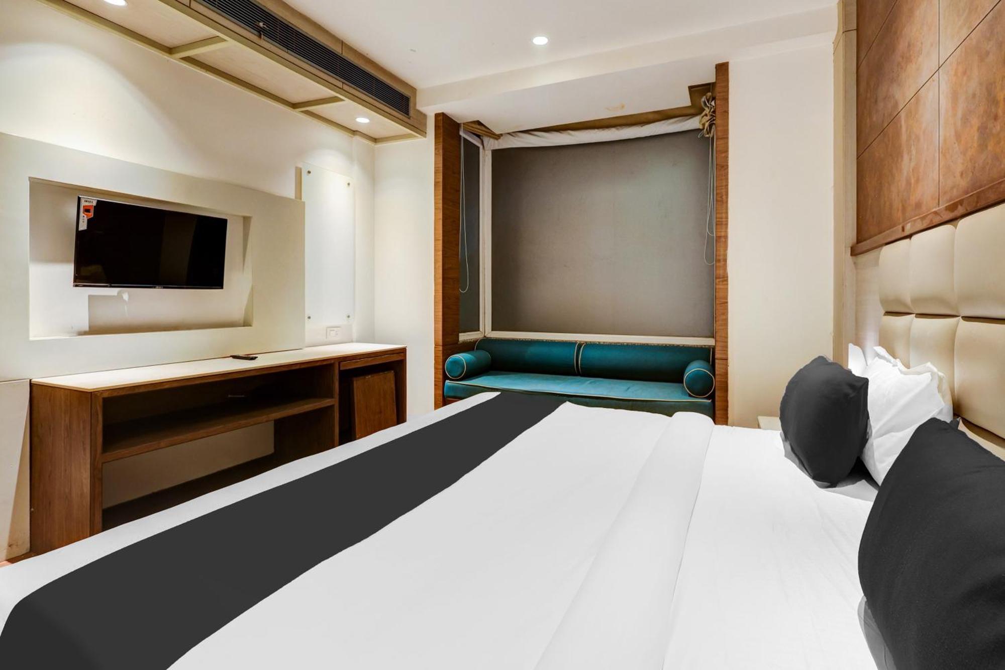 Super Townhouse Chhatarpur Near Metro Park New Delhi Luaran gambar