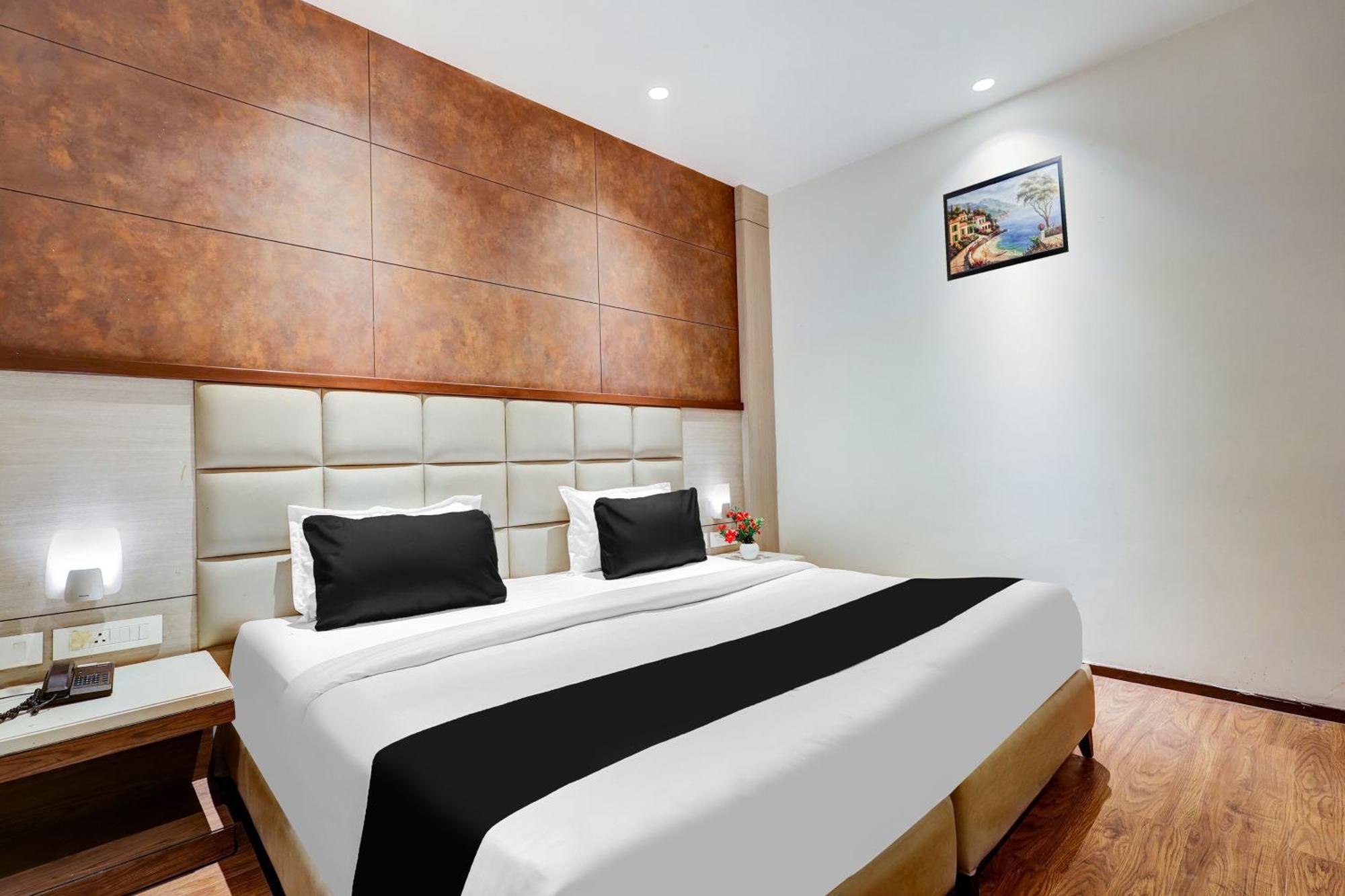 Super Townhouse Chhatarpur Near Metro Park New Delhi Luaran gambar