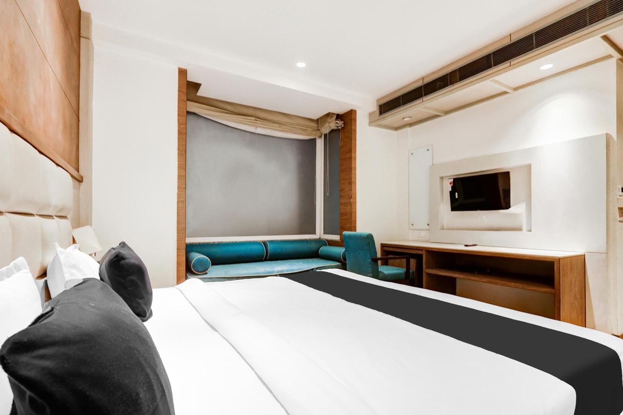 Super Townhouse Chhatarpur Near Metro Park New Delhi Luaran gambar