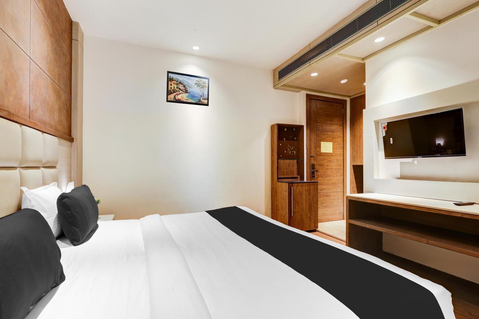 Super Townhouse Chhatarpur Near Metro Park New Delhi Luaran gambar