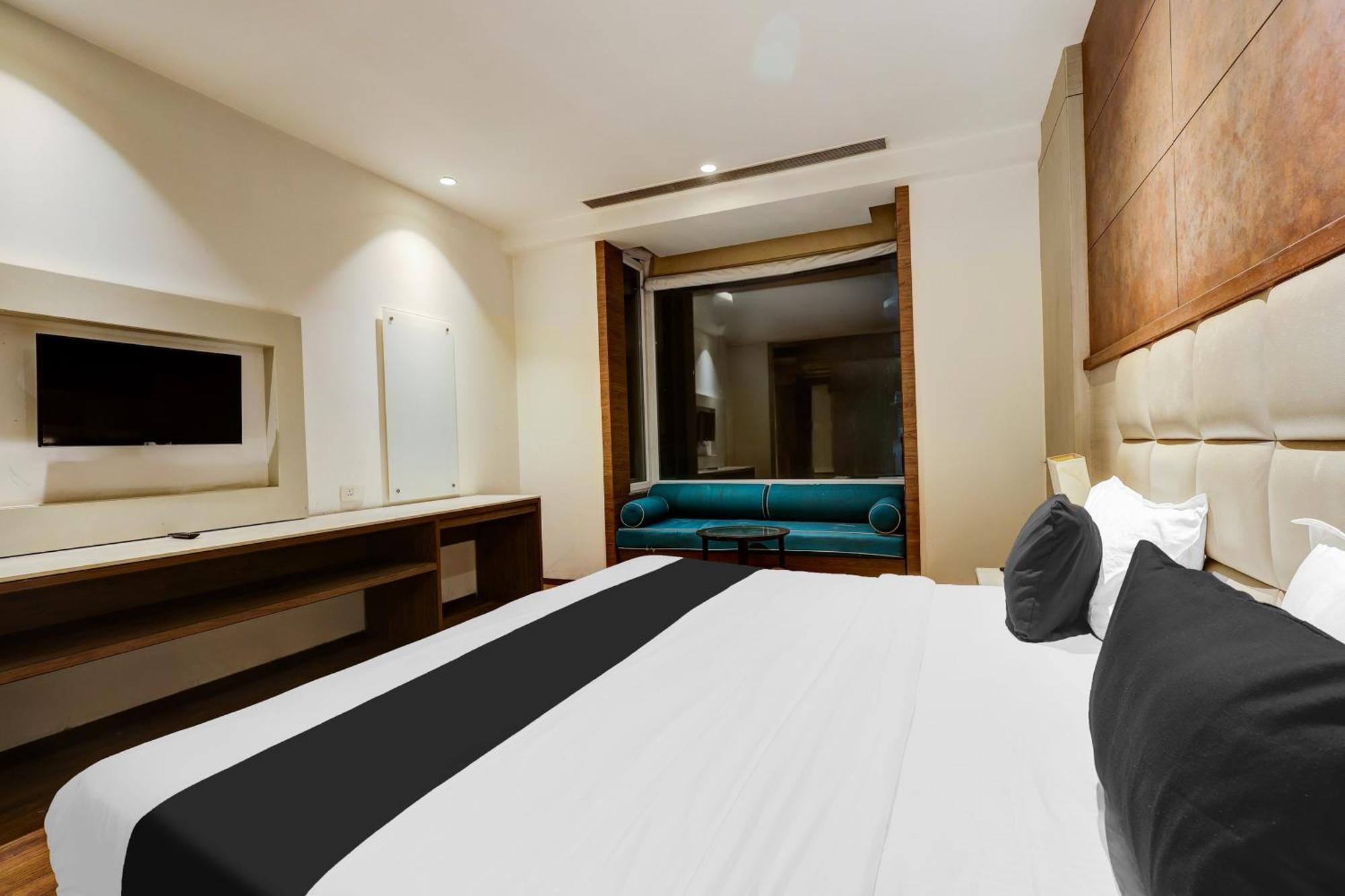 Super Townhouse Chhatarpur Near Metro Park New Delhi Luaran gambar