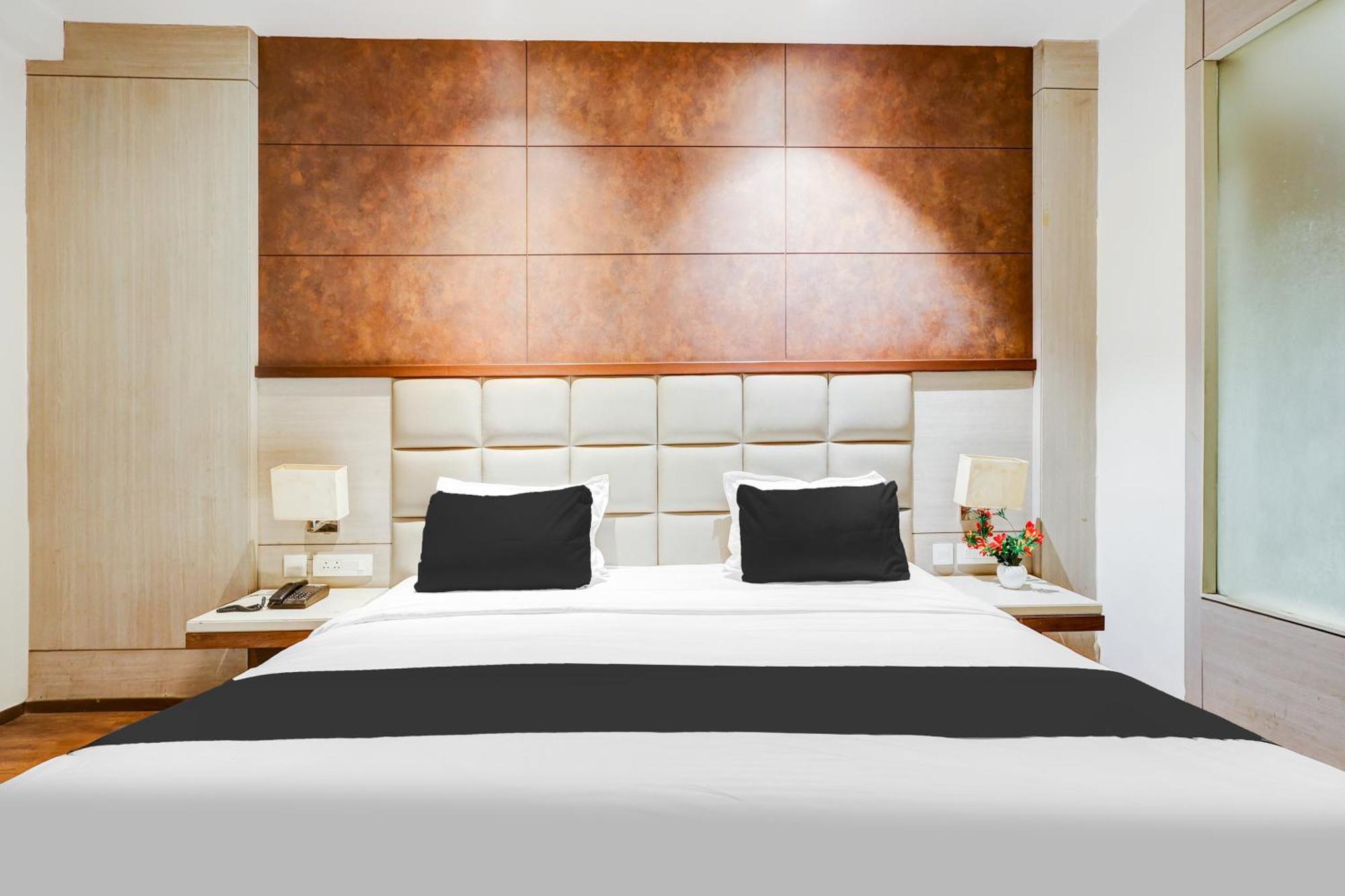 Super Townhouse Chhatarpur Near Metro Park New Delhi Luaran gambar