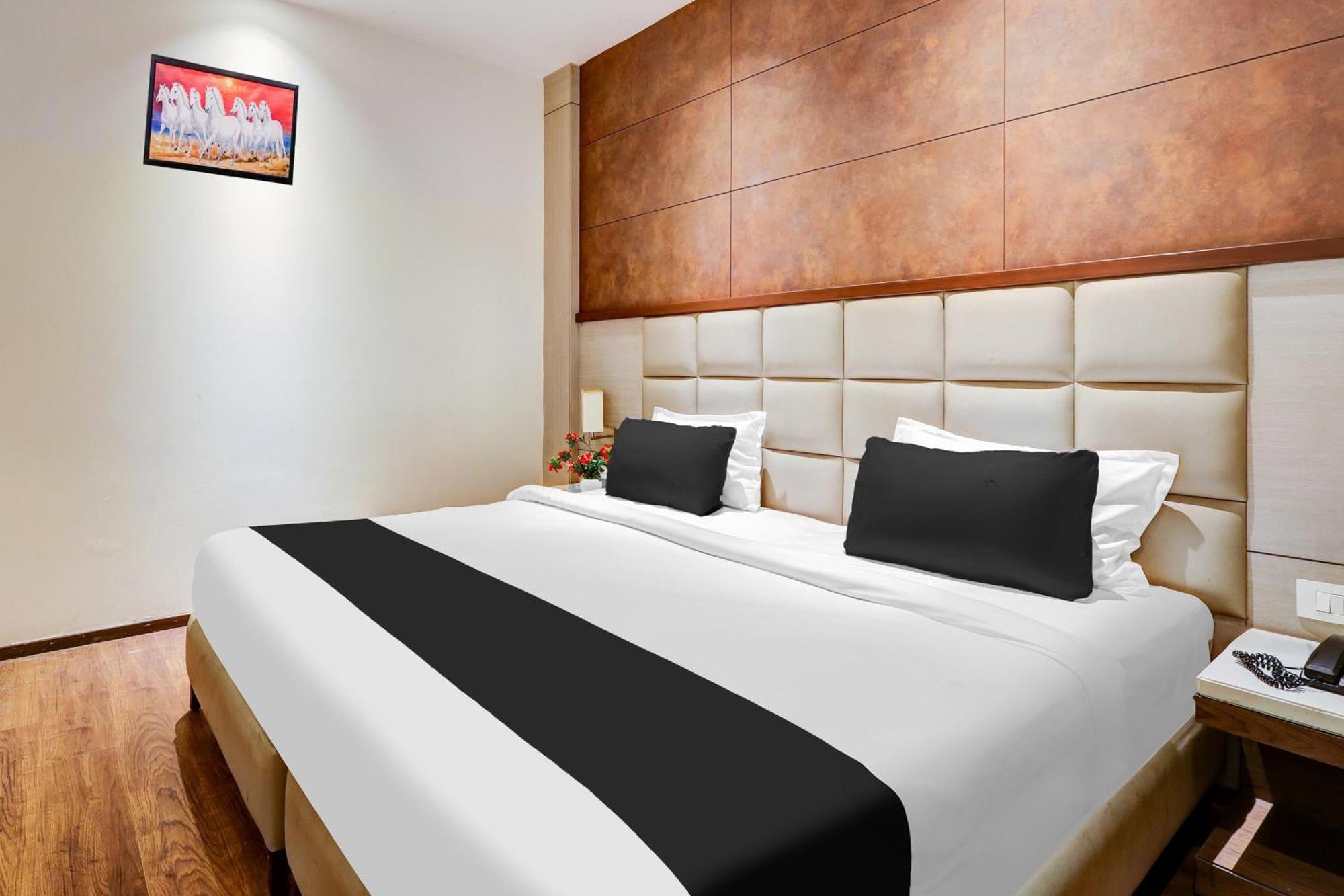 Super Townhouse Chhatarpur Near Metro Park New Delhi Luaran gambar