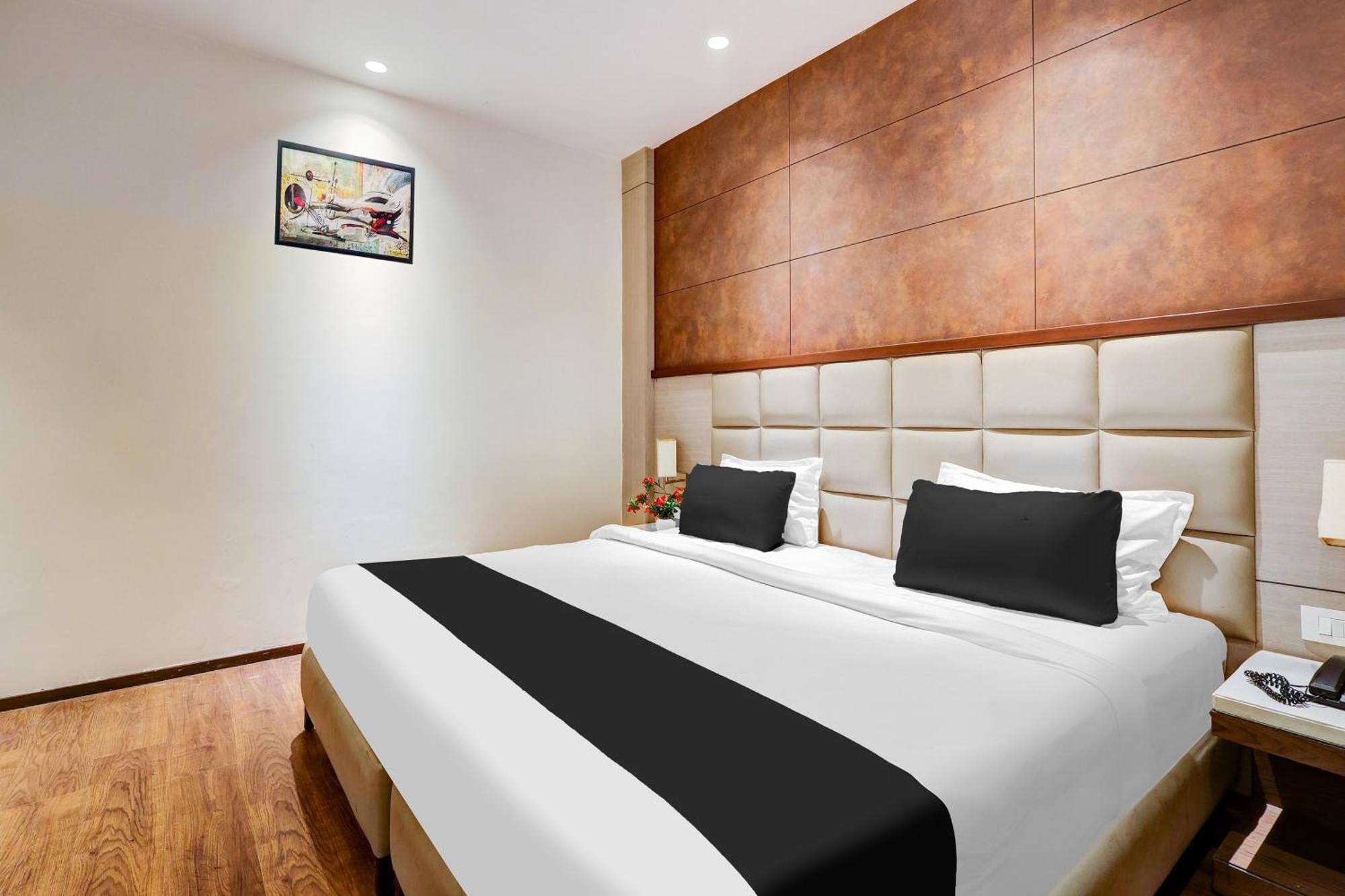 Super Townhouse Chhatarpur Near Metro Park New Delhi Luaran gambar